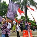 Sejumlah massa pendukung terdakwa Basuki Tjahaja Purnama (Ahok) yang tergabung dalam Barisan Relawan Basuki-Djarot (Bara Badja) melakukan aksi dikawasan Gedung Kementan, Jakarta, Selasa (7/2/2017). Dalam aksinya para pendukung terdakwa Basuki Tjahaja Purnama (Ahok) mendesak kepada Hakim untuk membebaskan dari segala hukuman. AKTUAL/Munzir