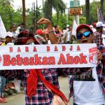 Sejumlah massa pendukung terdakwa Basuki Tjahaja Purnama (Ahok) yang tergabung dalam Barisan Relawan Basuki-Djarot (Bara Badja) melakukan aksi dikawasan Gedung Kementan, Jakarta, Selasa (7/2/2017). Dalam aksinya para pendukung terdakwa Basuki Tjahaja Purnama (Ahok) mendesak kepada Hakim untuk membebaskan dari segala hukuman. AKTUAL/Munzir