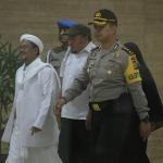 Pemimpin Front Pembela Islam (FPI) Rizieq Shihab tiba di Gedung Kementerian Pertanian, Jakarta Selatan, Selasa (28/2). Sidang ke-12 perkara penodaan agama dengan terdakwa Gubernur DKI Jakarta Basuki Tjahaja Purnama (Ahok) menghadirkan dua orang saksi ahli dari Jaksa Penuntut Umum, Pemimpin Front Pembela Islam (FPI) Rizieq Shihab dan ahli hukum pidana dari Majelis Ulama Indonesia (MUI) Abdul Choir Ramadhan. Media Indonesia-Pool/MI/RAMDANI
