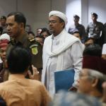 Pemimpin Front Pembela Islam (FPI) Rizieq Shihab saat mengikuti di Gedung Kementerian Pertanian, Jakarta Selatan, Selasa (28/2). Sidang ke-12 perkara penodaan agama dengan terdakwa Gubernur DKI Jakarta Basuki Tjahaja Purnama (Ahok) menghadirkan dua orang saksi ahli dari Jaksa Penuntut Umum, Pemimpin Front Pembela Islam (FPI) Rizieq Shihab dan ahli hukum pidana dari Majelis Ulama Indonesia (MUI) Abdul Choir Ramadhan. Media Indonesia-Pool/MI/RAMDANI
