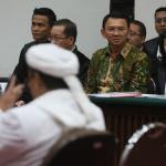 Pemimpin Front Pembela Islam (FPI) Rizieq Shihab saat mengikuti di Gedung Kementerian Pertanian, Jakarta Selatan, Selasa (28/2). Sidang ke-12 perkara penodaan agama dengan terdakwa Gubernur DKI Jakarta Basuki Tjahaja Purnama (Ahok) menghadirkan dua orang saksi ahli dari Jaksa Penuntut Umum, Pemimpin Front Pembela Islam (FPI) Rizieq Shihab dan ahli hukum pidana dari Majelis Ulama Indonesia (MUI) Abdul Choir Ramadhan. Media Indonesia-Pool/MI/RAMDANI