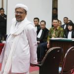 Pemimpin Front Pembela Islam (FPI) Rizieq Shihab saat mengikuti di Gedung Kementerian Pertanian, Jakarta Selatan, Selasa (28/2). Sidang ke-12 perkara penodaan agama dengan terdakwa Gubernur DKI Jakarta Basuki Tjahaja Purnama (Ahok) menghadirkan dua orang saksi ahli dari Jaksa Penuntut Umum, Pemimpin Front Pembela Islam (FPI) Rizieq Shihab dan ahli hukum pidana dari Majelis Ulama Indonesia (MUI) Abdul Choir Ramadhan. Media Indonesia-Pool/MI/RAMDANI