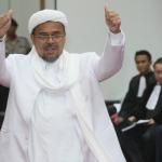 Pemimpin Front Pembela Islam (FPI) Rizieq Shihab saat mengikuti di Gedung Kementerian Pertanian, Jakarta Selatan, Selasa (28/2). Sidang ke-12 perkara penodaan agama dengan terdakwa Gubernur DKI Jakarta Basuki Tjahaja Purnama (Ahok) menghadirkan dua orang saksi ahli dari Jaksa Penuntut Umum, Pemimpin Front Pembela Islam (FPI) Rizieq Shihab dan ahli hukum pidana dari Majelis Ulama Indonesia (MUI) Abdul Choir Ramadhan. Media Indonesia-Pool/MI/RAMDANI