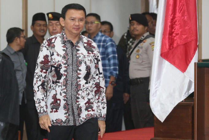 Terdakwa kasus dugaan penistaan Agama Basuki Tjahaja Purnama atau Ahok memasuki ruang sidang di Auditorium Kementerian Pertanian, Jakarta, Senin (13/2). Dalam sidang ke-10 kasus penitasan agama tersebut Jaksa Penuntut Umum rencananya menghadirkan 4 saksi ahli. Media Indonesia-Pool/RAMDANI