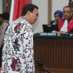Terdakwa kasus dugaan penistaan Agama Basuki Tjahaja Purnama atau Ahok memasuki ruang sidang di Auditorium Kementerian Pertanian, Jakarta, Senin (13/2). Dalam sidang ke-10 kasus penitasan agama tersebut Jaksa Penuntut Umum rencananya menghadirkan 4 saksi ahli. Media Indonesia-Pool/RAMDANI