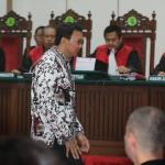 Terdakwa kasus dugaan penistaan Agama Basuki Tjahaja Purnama atau Ahok memasuki ruang sidang di Auditorium Kementerian Pertanian, Jakarta, Senin (13/2). Dalam sidang ke-10 kasus penitasan agama tersebut Jaksa Penuntut Umum rencananya menghadirkan 4 saksi ahli. Media Indonesia-Pool/RAMDANI