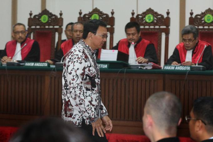 Terdakwa kasus dugaan penistaan Agama Basuki Tjahaja Purnama atau Ahok memasuki ruang sidang di Auditorium Kementerian Pertanian, Jakarta, Senin (13/2). Dalam sidang ke-10 kasus penitasan agama tersebut Jaksa Penuntut Umum rencananya menghadirkan 4 saksi ahli. Media Indonesia-Pool/RAMDANI