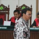 Terdakwa kasus dugaan penistaan Agama Basuki Tjahaja Purnama atau Ahok memasuki ruang sidang di Auditorium Kementerian Pertanian, Jakarta, Senin (13/2). Dalam sidang ke-10 kasus penitasan agama tersebut Jaksa Penuntut Umum rencananya menghadirkan 4 saksi ahli. Media Indonesia-Pool/RAMDANI