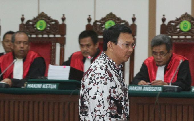 Terdakwa kasus dugaan penistaan Agama Basuki Tjahaja Purnama atau Ahok memasuki ruang sidang di Auditorium Kementerian Pertanian, Jakarta, Senin (13/2). Dalam sidang ke-10 kasus penitasan agama tersebut Jaksa Penuntut Umum rencananya menghadirkan 4 saksi ahli. Media Indonesia-Pool/RAMDANI