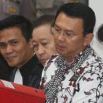 Terdakwa kasus dugaan penistaan Agama Basuki Tjahaja Purnama atau Ahok memasuki ruang sidang di Auditorium Kementerian Pertanian, Jakarta, Senin (13/2). Dalam sidang ke-10 kasus penitasan agama tersebut Jaksa Penuntut Umum rencananya menghadirkan 4 saksi ahli. Media Indonesia-Pool/RAMDANI