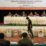 Komisioner KPU DKI Jakarta bersama saksi pasangan calon dan anggota Badan Pengawas Pemilu (Bawaslu) menyaksikan pembukaan kotak suara saat rapat pleno terbuka rekapitulasi hasil perhitungan suara tingkat provinsi pemilihan Gubernur dan dan Wakil Gubernur DKI Jakarta tahun 2017 di Hotel Sahid, Jakarta (26/2/2017). Rekapitulasi di tingkat provinsi ini adalah tahapan terakhir dari rangkaian proses rekapitulasi hasil perhitungan suara Pilgub DKI Jakarta. AKTUAL/Munzir