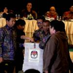 Komisioner KPU DKI Jakarta bersama saksi pasangan calon dan anggota Badan Pengawas Pemilu (Bawaslu) menyaksikan pembukaan kotak suara saat rapat pleno terbuka rekapitulasi hasil perhitungan suara tingkat provinsi pemilihan Gubernur dan dan Wakil Gubernur DKI Jakarta tahun 2017 di Hotel Sahid, Jakarta (26/2/2017). Rekapitulasi di tingkat provinsi ini adalah tahapan terakhir dari rangkaian proses rekapitulasi hasil perhitungan suara Pilgub DKI Jakarta. AKTUAL/Munzir