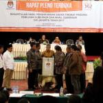 Komisioner KPU DKI Jakarta bersama saksi pasangan calon dan anggota Badan Pengawas Pemilu (Bawaslu) menyaksikan pembukaan kotak suara saat rapat pleno terbuka rekapitulasi hasil perhitungan suara tingkat provinsi pemilihan Gubernur dan dan Wakil Gubernur DKI Jakarta tahun 2017 di Hotel Sahid, Jakarta (26/2/2017). Rekapitulasi di tingkat provinsi ini adalah tahapan terakhir dari rangkaian proses rekapitulasi hasil perhitungan suara Pilgub DKI Jakarta. AKTUAL/Munzir