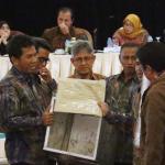 Komisioner KPU DKI Jakarta bersama saksi pasangan calon dan anggota Badan Pengawas Pemilu (Bawaslu) menyaksikan pembukaan kotak suara saat rapat pleno terbuka rekapitulasi hasil perhitungan suara tingkat provinsi pemilihan Gubernur dan dan Wakil Gubernur DKI Jakarta tahun 2017 di Hotel Sahid, Jakarta (26/2/2017). Rekapitulasi di tingkat provinsi ini adalah tahapan terakhir dari rangkaian proses rekapitulasi hasil perhitungan suara Pilgub DKI Jakarta. AKTUAL/Munzir