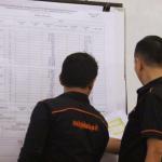 Komisioner KPU DKI Jakarta bersama saksi pasangan calon dan anggota Badan Pengawas Pemilu (Bawaslu) menyaksikan pembukaan kotak suara saat rapat pleno terbuka rekapitulasi hasil perhitungan suara tingkat provinsi pemilihan Gubernur dan dan Wakil Gubernur DKI Jakarta tahun 2017 di Hotel Sahid, Jakarta (26/2/2017). Rekapitulasi di tingkat provinsi ini adalah tahapan terakhir dari rangkaian proses rekapitulasi hasil perhitungan suara Pilgub DKI Jakarta. AKTUAL/Munzir