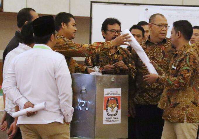 Komisioner KPU DKI Jakarta bersama saksi pasangan calon dan anggota Badan Pengawas Pemilu (Bawaslu) menyaksikan pembukaan kotak suara saat rapat pleno terbuka rekapitulasi hasil perhitungan suara tingkat provinsi pemilihan Gubernur dan dan Wakil Gubernur DKI Jakarta tahun 2017 di Hotel Sahid, Jakarta (26/2/2017). Rekapitulasi di tingkat provinsi ini adalah tahapan terakhir dari rangkaian proses rekapitulasi hasil perhitungan suara Pilgub DKI Jakarta. AKTUAL/Munzir