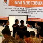 Komisioner KPU DKI Jakarta bersama saksi pasangan calon dan anggota Badan Pengawas Pemilu (Bawaslu) menyaksikan pembukaan kotak suara saat rapat pleno terbuka rekapitulasi hasil perhitungan suara tingkat provinsi pemilihan Gubernur dan dan Wakil Gubernur DKI Jakarta tahun 2017 di Hotel Sahid, Jakarta (26/2/2017). Rekapitulasi di tingkat provinsi ini adalah tahapan terakhir dari rangkaian proses rekapitulasi hasil perhitungan suara Pilgub DKI Jakarta. AKTUAL/Munzir