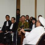 Terdakwa kasus dugaan penistaan agama Gubernur DKI Jakarta, Basuki Tjahaja Purnama memperhatikan Habib Rizieq saat menjalani sidang yang digelar oleh Pengadilan Negeri Jakarta Utara di Auditorium Kementerian Pertanian, Jakarta, Selasa (28/2). Dalam sidang tersebut, Jaksa Penuntut Umum menghadirkan dua orang saksi ahli yaitu Habib Rizieq Shihab dan Ahli Hukum Pidana Abdul Chair Ramadhan untuk memberikan keterangan terkait dugaan kasus penistaan agama. Republika-Pool/Raisan Al Farisi