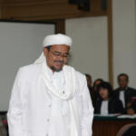 Habib Rizieq Shihab menjadi saksi dalam sidang terdakwa kasus dugaan penistaan agama Gubernur DKI Jakarta, Basuki Tjahaja Purnama saat menjalani sidang yang digelar oleh Pengadilan Negeri Jakarta Utara di Auditorium Kementerian Pertanian, Jakarta, Selasa (28/2). Dalam sidang tersebut, Jaksa Penuntut Umum menghadirkan dua orang saksi ahli yaitu Habib Rizieq Shihab dan Ahli Hukum Pidana Abdul Chair Ramadhan untuk memberikan keterangan terkait dugaan kasus penistaan agama. Republika-Pool/Raisan Al Farisi