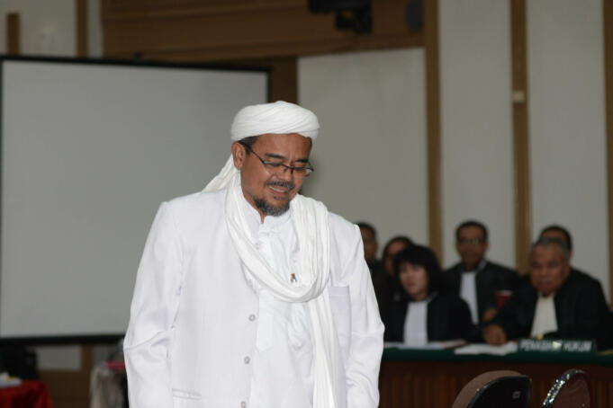 Habib Rizieq Shihab menjadi saksi dalam sidang terdakwa kasus dugaan penistaan agama Gubernur DKI Jakarta, Basuki Tjahaja Purnama saat menjalani sidang yang digelar oleh Pengadilan Negeri Jakarta Utara di Auditorium Kementerian Pertanian, Jakarta, Selasa (28/2). Dalam sidang tersebut, Jaksa Penuntut Umum menghadirkan dua orang saksi ahli yaitu Habib Rizieq Shihab dan Ahli Hukum Pidana Abdul Chair Ramadhan untuk memberikan keterangan terkait dugaan kasus penistaan agama. Republika-Pool/Raisan Al Farisi