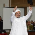 Habib Rizieq Shihab menjadi saksi dalam sidang terdakwa kasus dugaan penistaan agama Gubernur DKI Jakarta, Basuki Tjahaja Purnama saat menjalani sidang yang digelar oleh Pengadilan Negeri Jakarta Utara di Auditorium Kementerian Pertanian, Jakarta, Selasa (28/2). Dalam sidang tersebut, Jaksa Penuntut Umum menghadirkan dua orang saksi ahli yaitu Habib Rizieq Shihab dan Ahli Hukum Pidana Abdul Chair Ramadhan untuk memberikan keterangan terkait dugaan kasus penistaan agama. Republika-Pool/Raisan Al Farisi