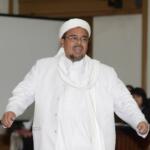 Habib Rizieq Shihab menjadi saksi dalam sidang terdakwa kasus dugaan penistaan agama Gubernur DKI Jakarta, Basuki Tjahaja Purnama saat menjalani sidang yang digelar oleh Pengadilan Negeri Jakarta Utara di Auditorium Kementerian Pertanian, Jakarta, Selasa (28/2). Dalam sidang tersebut, Jaksa Penuntut Umum menghadirkan dua orang saksi ahli yaitu Habib Rizieq Shihab dan Ahli Hukum Pidana Abdul Chair Ramadhan untuk memberikan keterangan terkait dugaan kasus penistaan agama. Republika-Pool/Raisan Al Farisi