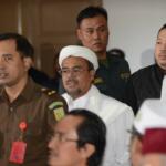Habib Rizieq Shihab menjadi saksi dalam sidang terdakwa kasus dugaan penistaan agama Gubernur DKI Jakarta, Basuki Tjahaja Purnama saat menjalani sidang yang digelar oleh Pengadilan Negeri Jakarta Utara di Auditorium Kementerian Pertanian, Jakarta, Selasa (28/2). Dalam sidang tersebut, Jaksa Penuntut Umum menghadirkan dua orang saksi ahli yaitu Habib Rizieq Shihab dan Ahli Hukum Pidana Abdul Chair Ramadhan untuk memberikan keterangan terkait dugaan kasus penistaan agama. Republika-Pool/Raisan Al Farisi