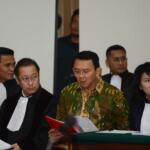 Terdakwa kasus dugaan penistaan agama Gubernur DKI Jakarta, Basuki Tjahaja Purnama menjalani sidang yang digelar oleh Pengadilan Negeri Jakarta Utara di Auditorium Kementerian Pertanian, Jakarta, Selasa (28/2). Dalam sidang tersebut, Jaksa Penuntut Umum menghadirkan dua orang saksi ahli yaitu Habib Rizieq Shihab dan Ahli Hukum Pidana Abdul Chair Ramadhan untuk memberikan keterangan terkait dugaan kasus penistaan agama. Republika-Pool/Raisan Al Farisi