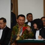 Terdakwa kasus dugaan penistaan agama Gubernur DKI Jakarta, Basuki Tjahaja Purnama menjalani sidang yang digelar oleh Pengadilan Negeri Jakarta Utara di Auditorium Kementerian Pertanian, Jakarta, Selasa (28/2). Dalam sidang tersebut, Jaksa Penuntut Umum menghadirkan dua orang saksi ahli yaitu Habib Rizieq Shihab dan Ahli Hukum Pidana Abdul Chair Ramadhan untuk memberikan keterangan terkait dugaan kasus penistaan agama. Republika-Pool/Raisan Al Farisi