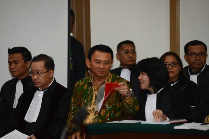 Terdakwa kasus dugaan penistaan agama Gubernur DKI Jakarta, Basuki Tjahaja Purnama menjalani sidang yang digelar oleh Pengadilan Negeri Jakarta Utara di Auditorium Kementerian Pertanian, Jakarta, Selasa (28/2). Dalam sidang tersebut, Jaksa Penuntut Umum menghadirkan dua orang saksi ahli yaitu Habib Rizieq Shihab dan Ahli Hukum Pidana Abdul Chair Ramadhan untuk memberikan keterangan terkait dugaan kasus penistaan agama. Republika-Pool/Raisan Al Farisi