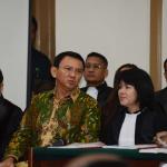 Terdakwa kasus dugaan penistaan agama Gubernur DKI Jakarta, Basuki Tjahaja Purnama menjalani sidang yang digelar oleh Pengadilan Negeri Jakarta Utara di Auditorium Kementerian Pertanian, Jakarta, Selasa (28/2). Dalam sidang tersebut, Jaksa Penuntut Umum menghadirkan dua orang saksi ahli yaitu Habib Rizieq Shihab dan Ahli Hukum Pidana Abdul Chair Ramadhan untuk memberikan keterangan terkait dugaan kasus penistaan agama. Republika-Pool/Raisan Al Farisi