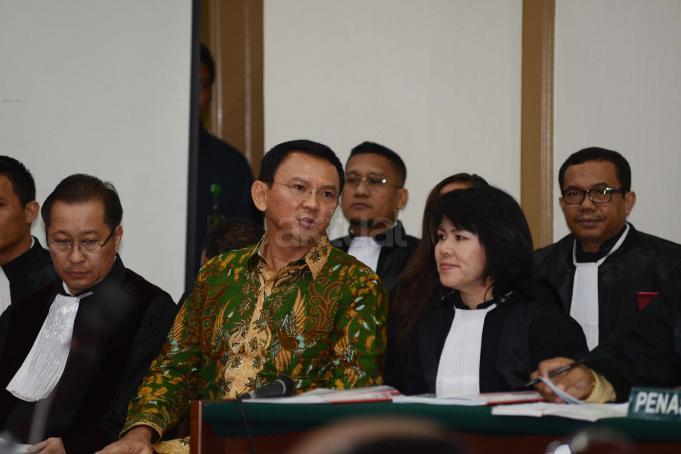 Terdakwa kasus dugaan penistaan agama Gubernur DKI Jakarta, Basuki Tjahaja Purnama menjalani sidang yang digelar oleh Pengadilan Negeri Jakarta Utara di Auditorium Kementerian Pertanian, Jakarta, Selasa (28/2). Dalam sidang tersebut, Jaksa Penuntut Umum menghadirkan dua orang saksi ahli yaitu Habib Rizieq Shihab dan Ahli Hukum Pidana Abdul Chair Ramadhan untuk memberikan keterangan terkait dugaan kasus penistaan agama. Republika-Pool/Raisan Al Farisi