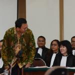 Terdakwa kasus dugaan penistaan agama Gubernur DKI Jakarta, Basuki Tjahaja Purnama menjalani sidang yang digelar oleh Pengadilan Negeri Jakarta Utara di Auditorium Kementerian Pertanian, Jakarta, Selasa (28/2). Dalam sidang tersebut, Jaksa Penuntut Umum menghadirkan dua orang saksi ahli yaitu Habib Rizieq Shihab dan Ahli Hukum Pidana Abdul Chair Ramadhan untuk memberikan keterangan terkait dugaan kasus penistaan agama. Republika-Pool/Raisan Al Farisi