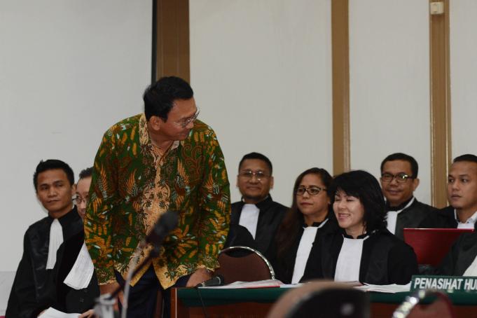 Terdakwa kasus dugaan penistaan agama Gubernur DKI Jakarta, Basuki Tjahaja Purnama menjalani sidang yang digelar oleh Pengadilan Negeri Jakarta Utara di Auditorium Kementerian Pertanian, Jakarta, Selasa (28/2). Dalam sidang tersebut, Jaksa Penuntut Umum menghadirkan dua orang saksi ahli yaitu Habib Rizieq Shihab dan Ahli Hukum Pidana Abdul Chair Ramadhan untuk memberikan keterangan terkait dugaan kasus penistaan agama. Republika-Pool/Raisan Al Farisi