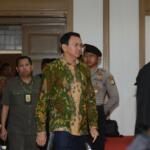 Terdakwa kasus dugaan penistaan agama Gubernur DKI Jakarta, Basuki Tjahaja Purnama menjalani sidang yang digelar oleh Pengadilan Negeri Jakarta Utara di Auditorium Kementerian Pertanian, Jakarta, Selasa (28/2). Dalam sidang tersebut, Jaksa Penuntut Umum menghadirkan dua orang saksi ahli yaitu Habib Rizieq Shihab dan Ahli Hukum Pidana Abdul Chair Ramadhan untuk memberikan keterangan terkait dugaan kasus penistaan agama. Republika-Pool/Raisan Al Farisi