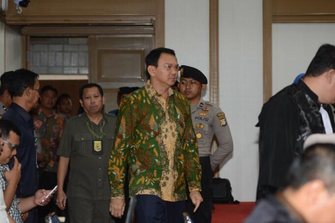 Terdakwa kasus dugaan penistaan agama Gubernur DKI Jakarta, Basuki Tjahaja Purnama menjalani sidang yang digelar oleh Pengadilan Negeri Jakarta Utara di Auditorium Kementerian Pertanian, Jakarta, Selasa (28/2). Dalam sidang tersebut, Jaksa Penuntut Umum menghadirkan dua orang saksi ahli yaitu Habib Rizieq Shihab dan Ahli Hukum Pidana Abdul Chair Ramadhan untuk memberikan keterangan terkait dugaan kasus penistaan agama. Republika-Pool/Raisan Al Farisi