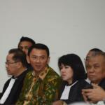 Terdakwa kasus dugaan penistaan agama Gubernur DKI Jakarta, Basuki Tjahaja Purnama memperhatikan Habib Rizieq saat menjalani sidang yang digelar oleh Pengadilan Negeri Jakarta Utara di Auditorium Kementerian Pertanian, Jakarta, Selasa (28/2). Dalam sidang tersebut, Jaksa Penuntut Umum menghadirkan dua orang saksi ahli yaitu Habib Rizieq Shihab dan Ahli Hukum Pidana Abdul Chair Ramadhan untuk memberikan keterangan terkait dugaan kasus penistaan agama. Republika-Pool/Raisan Al Farisi