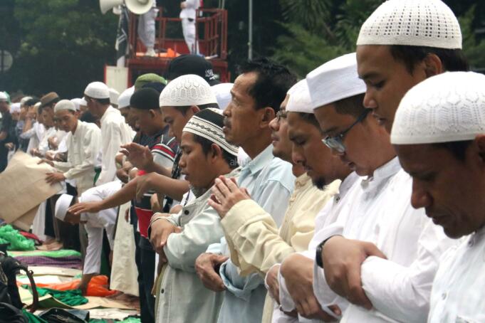 Memasuki waktu Salat Dzuhur, ratusan umat muslim yang menggelar aksi demonstrasi melaksanakan salat berjamaah di Jalan Jenderal Sudirman, di depan Mapolda Metro Jaya, Jakarta, Rabu (01/1/2017). Polda Metro Jaya memanggil imam besar FPI Habib Rizieq Shihab, Sekretaris Jenderal FPI Munarman, dan Ketua Gerakan Nasional Pengawal Fatwa Majelis Ulama Indonesia (GNPF-MUI) Bachtiar Nasir untuk dimintai keterangannya terkait kasus pemufakatan makar yang menjerat Sri Bintang Pamungkas. AKTUAL/Munzir