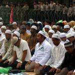 Memasuki waktu Salat Dzuhur, ratusan umat muslim yang menggelar aksi demonstrasi melaksanakan salat berjamaah di Jalan Jenderal Sudirman, di depan Mapolda Metro Jaya, Jakarta, Rabu (01/1/2017). Polda Metro Jaya memanggil imam besar FPI Habib Rizieq Shihab, Sekretaris Jenderal FPI Munarman, dan Ketua Gerakan Nasional Pengawal Fatwa Majelis Ulama Indonesia (GNPF-MUI) Bachtiar Nasir untuk dimintai keterangannya terkait kasus pemufakatan makar yang menjerat Sri Bintang Pamungkas. AKTUAL/Munzir