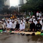 Memasuki waktu Salat Dzuhur, ratusan umat muslim yang menggelar aksi demonstrasi melaksanakan salat berjamaah di Jalan Jenderal Sudirman, di depan Mapolda Metro Jaya, Jakarta, Rabu (01/1/2017). Polda Metro Jaya memanggil imam besar FPI Habib Rizieq Shihab, Sekretaris Jenderal FPI Munarman, dan Ketua Gerakan Nasional Pengawal Fatwa Majelis Ulama Indonesia (GNPF-MUI) Bachtiar Nasir untuk dimintai keterangannya terkait kasus pemufakatan makar yang menjerat Sri Bintang Pamungkas. AKTUAL/Munzir