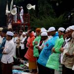 Memasuki waktu Salat Dzuhur, ratusan umat muslim yang menggelar aksi demonstrasi melaksanakan salat berjamaah di Jalan Jenderal Sudirman, di depan Mapolda Metro Jaya, Jakarta, Rabu (01/1/2017). Polda Metro Jaya memanggil imam besar FPI Habib Rizieq Shihab, Sekretaris Jenderal FPI Munarman, dan Ketua Gerakan Nasional Pengawal Fatwa Majelis Ulama Indonesia (GNPF-MUI) Bachtiar Nasir untuk dimintai keterangannya terkait kasus pemufakatan makar yang menjerat Sri Bintang Pamungkas. AKTUAL/Munzir