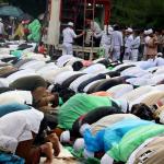 Memasuki waktu Salat Dzuhur, ratusan umat muslim yang menggelar aksi demonstrasi melaksanakan salat berjamaah di Jalan Jenderal Sudirman, di depan Mapolda Metro Jaya, Jakarta, Rabu (01/1/2017). Polda Metro Jaya memanggil imam besar FPI Habib Rizieq Shihab, Sekretaris Jenderal FPI Munarman, dan Ketua Gerakan Nasional Pengawal Fatwa Majelis Ulama Indonesia (GNPF-MUI) Bachtiar Nasir untuk dimintai keterangannya terkait kasus pemufakatan makar yang menjerat Sri Bintang Pamungkas. AKTUAL/Munzir