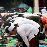 Memasuki waktu Salat Dzuhur, ratusan umat muslim yang menggelar aksi demonstrasi melaksanakan salat berjamaah di Jalan Jenderal Sudirman, di depan Mapolda Metro Jaya, Jakarta, Rabu (01/1/2017). Polda Metro Jaya memanggil imam besar FPI Habib Rizieq Shihab, Sekretaris Jenderal FPI Munarman, dan Ketua Gerakan Nasional Pengawal Fatwa Majelis Ulama Indonesia (GNPF-MUI) Bachtiar Nasir untuk dimintai keterangannya terkait kasus pemufakatan makar yang menjerat Sri Bintang Pamungkas. AKTUAL/Munzir