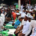 Memasuki waktu Salat Dzuhur, ratusan umat muslim yang menggelar aksi demonstrasi melaksanakan salat berjamaah di Jalan Jenderal Sudirman, di depan Mapolda Metro Jaya, Jakarta, Rabu (01/1/2017). Polda Metro Jaya memanggil imam besar FPI Habib Rizieq Shihab, Sekretaris Jenderal FPI Munarman, dan Ketua Gerakan Nasional Pengawal Fatwa Majelis Ulama Indonesia (GNPF-MUI) Bachtiar Nasir untuk dimintai keterangannya terkait kasus pemufakatan makar yang menjerat Sri Bintang Pamungkas. AKTUAL/Munzir