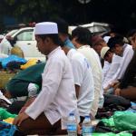 Memasuki waktu Salat Dzuhur, ratusan umat muslim yang menggelar aksi demonstrasi melaksanakan salat berjamaah di Jalan Jenderal Sudirman, di depan Mapolda Metro Jaya, Jakarta, Rabu (01/1/2017). Polda Metro Jaya memanggil imam besar FPI Habib Rizieq Shihab, Sekretaris Jenderal FPI Munarman, dan Ketua Gerakan Nasional Pengawal Fatwa Majelis Ulama Indonesia (GNPF-MUI) Bachtiar Nasir untuk dimintai keterangannya terkait kasus pemufakatan makar yang menjerat Sri Bintang Pamungkas. AKTUAL/Munzir