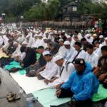 Memasuki waktu Salat Dzuhur, ratusan umat muslim yang menggelar aksi demonstrasi melaksanakan salat berjamaah di Jalan Jenderal Sudirman, di depan Mapolda Metro Jaya, Jakarta, Rabu (01/1/2017). Polda Metro Jaya memanggil imam besar FPI Habib Rizieq Shihab, Sekretaris Jenderal FPI Munarman, dan Ketua Gerakan Nasional Pengawal Fatwa Majelis Ulama Indonesia (GNPF-MUI) Bachtiar Nasir untuk dimintai keterangannya terkait kasus pemufakatan makar yang menjerat Sri Bintang Pamungkas. AKTUAL/Munzir