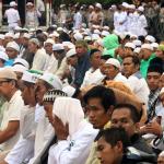 Memasuki waktu Salat Dzuhur, ratusan umat muslim yang menggelar aksi demonstrasi melaksanakan salat berjamaah di Jalan Jenderal Sudirman, di depan Mapolda Metro Jaya, Jakarta, Rabu (01/1/2017). Polda Metro Jaya memanggil imam besar FPI Habib Rizieq Shihab, Sekretaris Jenderal FPI Munarman, dan Ketua Gerakan Nasional Pengawal Fatwa Majelis Ulama Indonesia (GNPF-MUI) Bachtiar Nasir untuk dimintai keterangannya terkait kasus pemufakatan makar yang menjerat Sri Bintang Pamungkas. AKTUAL/Munzir