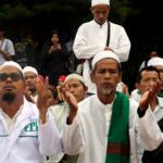 Memasuki waktu Salat Dzuhur, ratusan umat muslim yang menggelar aksi demonstrasi melaksanakan salat berjamaah di Jalan Jenderal Sudirman, di depan Mapolda Metro Jaya, Jakarta, Rabu (01/1/2017). Polda Metro Jaya memanggil imam besar FPI Habib Rizieq Shihab, Sekretaris Jenderal FPI Munarman, dan Ketua Gerakan Nasional Pengawal Fatwa Majelis Ulama Indonesia (GNPF-MUI) Bachtiar Nasir untuk dimintai keterangannya terkait kasus pemufakatan makar yang menjerat Sri Bintang Pamungkas. AKTUAL/Munzir