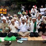 Memasuki waktu Salat Dzuhur, ratusan umat muslim yang menggelar aksi demonstrasi melaksanakan salat berjamaah di Jalan Jenderal Sudirman, di depan Mapolda Metro Jaya, Jakarta, Rabu (01/1/2017). Polda Metro Jaya memanggil imam besar FPI Habib Rizieq Shihab, Sekretaris Jenderal FPI Munarman, dan Ketua Gerakan Nasional Pengawal Fatwa Majelis Ulama Indonesia (GNPF-MUI) Bachtiar Nasir untuk dimintai keterangannya terkait kasus pemufakatan makar yang menjerat Sri Bintang Pamungkas. AKTUAL/Munzir