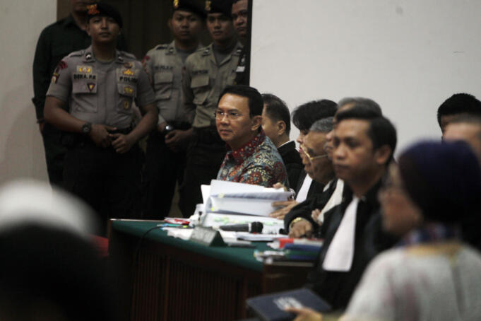 Terdakwa kasus penistaan agama Gubernur DKI Jakarta non aktif Basuki Tjahaja Purnama atau Ahok kembali menjalani persidangan ke-9 yang digelar Pengadilan Negeri Jakarta Utara (PN Jakut) di ruang sidang di Auditorium Kementan, Jakarta. Selasa (7/2/17). Persidangan kali ini beragendakan mendengarkan keterangan dua saksi fakta dan satu saksi ahli dari MUI. Foto/sindonews.com-Pool/Isra Triansyah